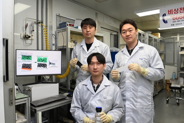집전체를 제거한 적층형의 신개념 이차전지를 개발한 ETRI 연구진. 왼쪽부터 김주영 박사, 이윤호 위촉연구원, 최재철 박사. (사진=한국전자통신연구원)