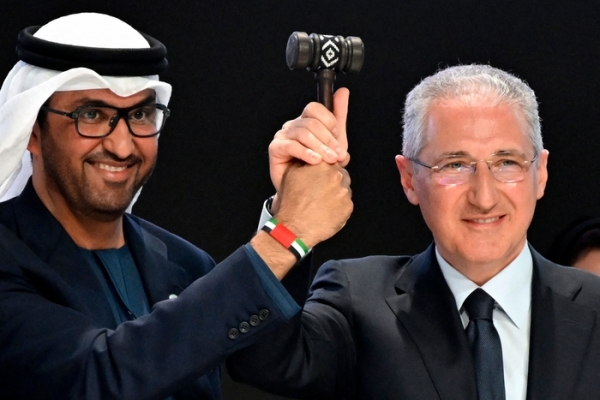 COP28 의장을 지낸 술탄 알 자베르 UAE 산업첨단기술부 장관(왼쪽)과 COP29 의장인 무크타르 바바예프 아제르바이잔 생태천연자원부 장관이 11일(현지시간) 바쿠에서 열린 COP29 개회식에서 손을 맞잡고 있다. (사진=연합뉴스)