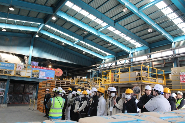 김정옥 삼표산업 화성 몰탈공장 공장장이 현장교류형 산학투어에 참석한 서울대학교 건축학과 학생들에게 주요 생산 공정 라인투어를 통해 제품의 이해도를 높혔다.(사진=삼표)