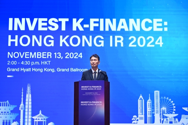 이복현 금융감독원장이 13일(현지시간) 홍콩 그랜드 하얏트 호텔에서 열린 '인베스트 K-파이낸스 홍콩IR 2024(INVEST K-FINANCE: HONG KONG IR 2024)'을 진행하고 있다. (사진=금융감독원)