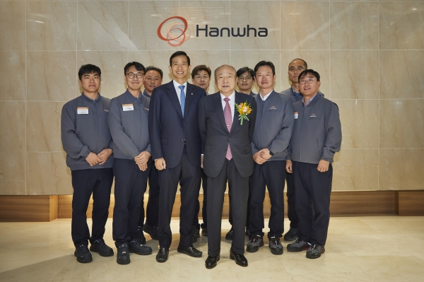 김승연 한화그룹 회장이 지난 14일 한화 보은사업장을 방문해 ㈜한화 글로벌, 한화에어로스페이스 직원들과 기념사진을 찍고 있다. (사진=한화) 