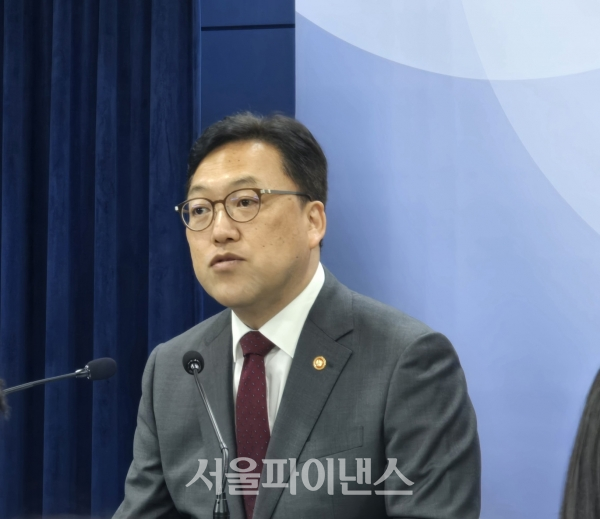 12일 김병환 금융위원장은 기자간담회에서 말하고 있다. (사진=이서영 기자)