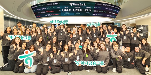 하나 ESG 더블임팩트 매칭펀드 데모데이에 참가한 16개 사회혁신기업 대표자들이 기념촬영을 하고 있다. (사진=하나금융그룹)