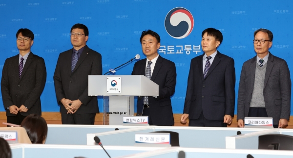 국토교통부 이상주 국토도시실장(가운데)이 27일 정부세종청사 국토교통부 기자실에서 해당 지방자치단체 관계자들이 배석한 가운데 1기 신도시 선도지구 선정 결과를 발표하고 있다.(사진=연합뉴스)