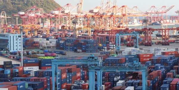 부산항 신감만부두와 감만부두, 신선대부두에 수출입 화물이 쌓여있다. (사진=연합뉴스)