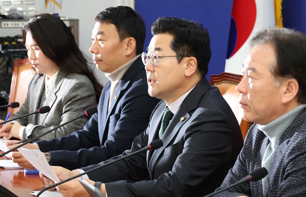 박찬대 더불어민주당 원내대표(왼쪽 세 번째)가 1일 오전 국회에서 열린 기자간담회에서 발언하고 있다. (사진=연합뉴스)