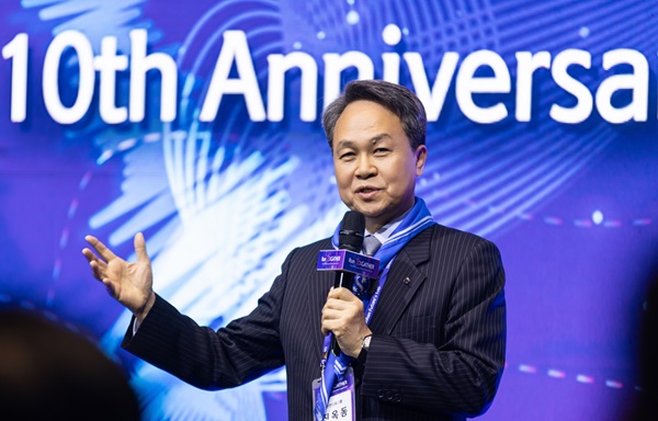 진옥동 신한금융그룹 회장이 '신한 퓨처스랩 데모데이 2024'에서 환영사를 하고 있다. (사진=신한금융)