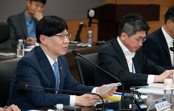 김소영 금융위원회 부위원장(왼쪽)이 3일 오후 서울 종로구 정부서울청사에서 관계부처 및 유관기관과 함께 개최한 제2차 상호금융정책협의회에서 발언하고 있다. (사진=금융위원회)