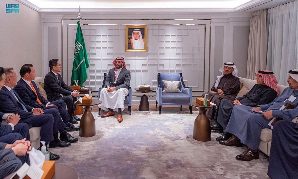 무함마드 빈 살만 사우디아라비아 왕세자(왼쪽 다섯번째)가 지난 17일 서울 소공동 롯데호텔에서 국내 기업 총수와 만나 대화를 나누고 있다. 왼쪽부터 김동관 한화솔루션 부회장, 정의선 현대자동차 회장, 최태원 SK그룹 회장, 이재용 삼성전자 회장. (사진=사우디아라비아 국영매체 SPA 홈페이지 캡쳐)