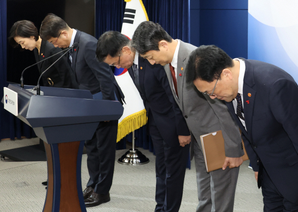 4일 서울 종로구 정부서울청사에서 열린 긴급 경제관계장관회의 합동브리핑에서 정부 관계자들이 인사하고 있다. (오른쪽부터) 김병환 금융위원장, 안덕근 산자부 장관, 최상목 경제부총리, 박상우 국토부 장관, 오영주 중소벤처기업부 장관. (사진=연합)