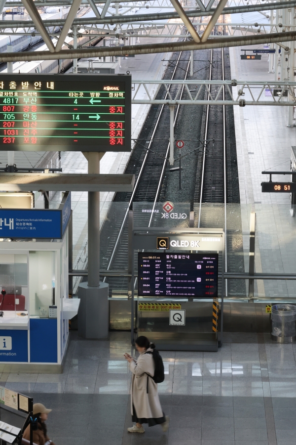 (서울=연합뉴스) 이진욱 기자 = 전국철도노동조합(철도노조) 파업 이틀째인 6일 오전 서울역 내 현황판에 열차 운행 중지가 표시되고 있다. 2024.12.6