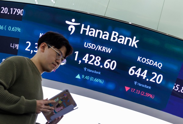 9일 오전 서울 중구 하나은행 본점 딜링룸 전광판에 이날 거래를 시작한 코스피와 원·달러 환율, 코스닥 지수가 표시돼 있다. (사진=연합뉴스)