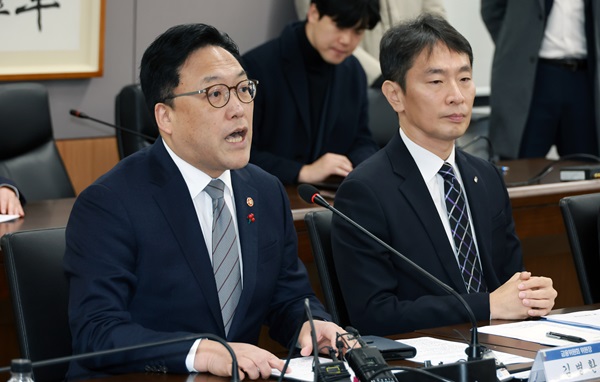 김병환 금융위원장(왼쪽)이 9일 오전 정부서울청사에서 열린 '금융상황 점검회의'에서 발언하고 있다. (사진=금융위원회)