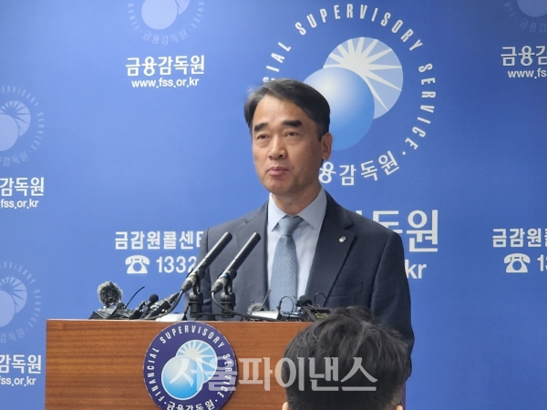 함용일 금융감독원 부원장이 서울 여의도에 위치한 금융감독원에서 글로벌IB의 공매도 위반 행위 관련 중간 조사결과를 발표하고 있다.(사진=박조아 기자)