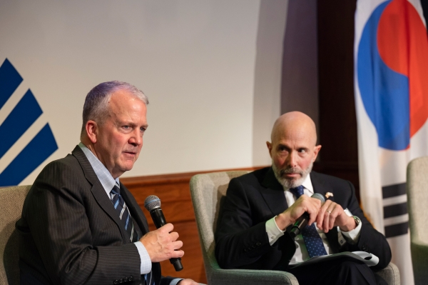 10일(현지시각) 미국 워싱턴D.C. 미국상공회의소에서 개최된 ‘제35차 한미재계회의 총회’에서 댄 설리번 상원의원(왼쪽)이 에반 그린버그 미한재계회의 위원장(오른쪽)과 대담을 나누고 있다. (사진=한국경제인협회)