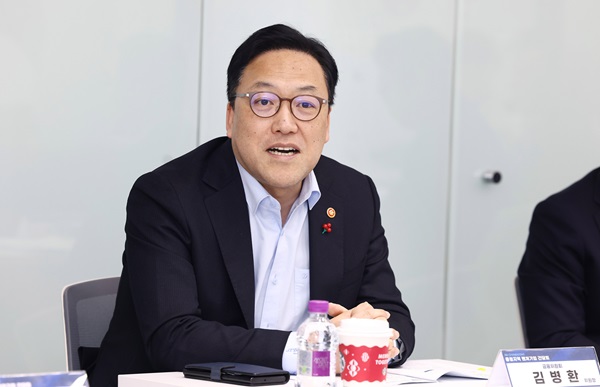 김병환 금융위원장이 13일 대전 유성구 IBK창공 대전에서 5개 IBK창공 기업 대표들과 대화를 나누고 있다. (사진=금융위원회)