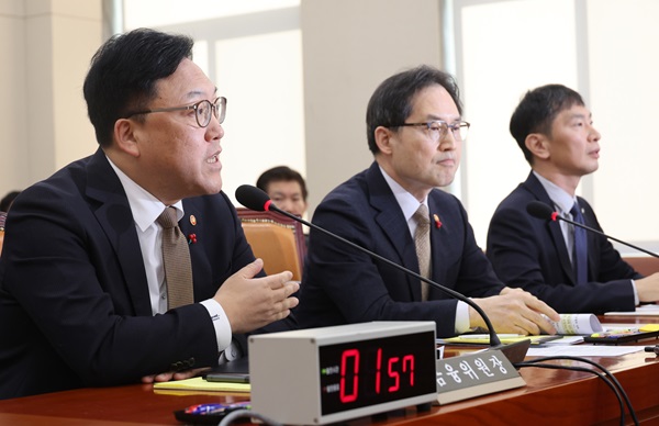 김병환 금융위원장(왼쪽)이 18일 서울 여의도 국회에서 열린 정무위원회 전체회의에서 의원질의에 답하고 있다. (사진=연합뉴스)