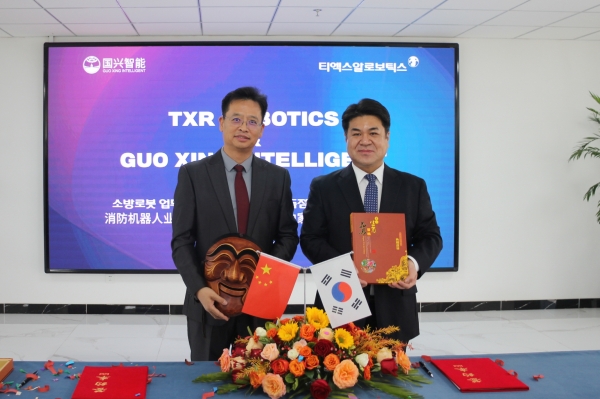 엄인섭 TXR로보틱스 대표이사(오른쪽)와 바오밍송(Bao MingSong) 궈싱즈넝(国兴智能∙GuoXing Intelligent) CEO가 17일 중국 산둥성 옌타이시에서 '소방로봇 독점 공급 업무협약'을 체결한 뒤 기념촬영을 하고 있다. (사진=유진그룹)