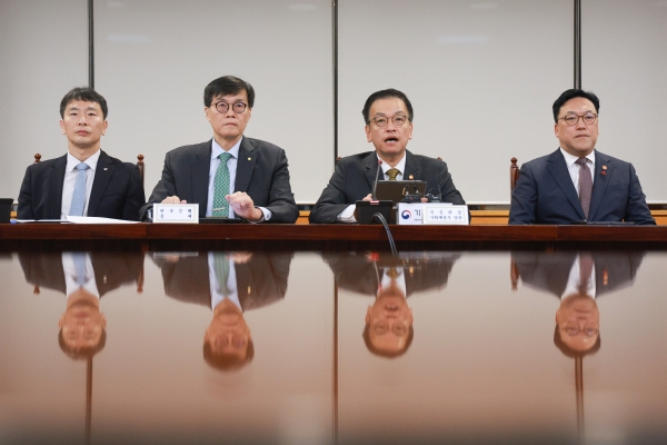 최상목 경제부총리 겸 기획재정부 장관이 19일 오전 서울 중구 은행회관에서 열린 거시경제금융회의에서 발언하고 있다. 왼쪽부터 이복현 금감원장, 이창용 한국은행 총재, 최 부총리, 김병환 금융위원장. (사진=연합뉴스)