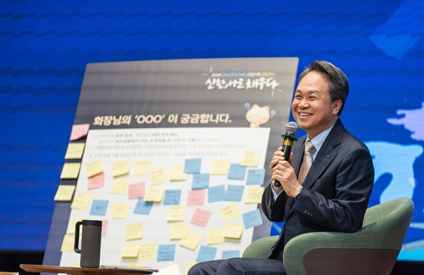 진옥동 신한금융그룹 회장이 9개 그룹사 신입직원들이 참여하는 공동연수에서 당부사항은 전하고 있다. (사진=신한금융)