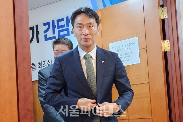 이복현 금융감독원장은 20일 서울 여의도 주택건설회관에서 열린 '건설업계 및 부동산시장 전문가 간담회'가 끝나고 기자들과 만나 발언하고 있다.(사진=박조아 기자)