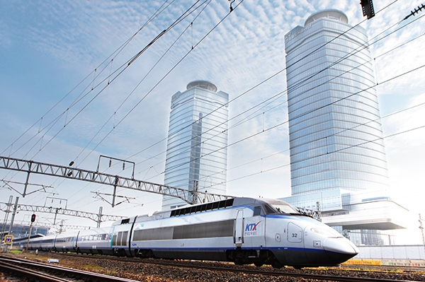 KTX와 코레일 사옥(사진=코레일)