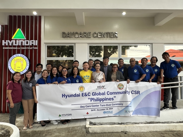 정형태 필리핀 남부철도 4·5·6 공구 통합 현장소장(앞줄 왼쪽에서 9번째)과 아를렌 B. 아르실라스(Arlene B. Arcillas) 산타로사 시장(왼쪽에서 8번째), 하영재 월드투게더 부회장(왼쪽에서 7번째) 등 관계자들이 지난 18일 필리핀 산타로사 보육원 완공식에서 기념촬영을 하고 있다. (사진=현대건설)