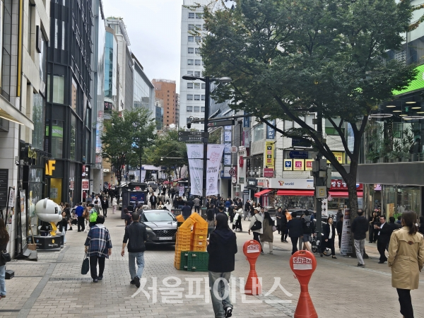 서울 중구 명동거리에서 사람들이 이동하고 있다.(사진=나민수 기자)