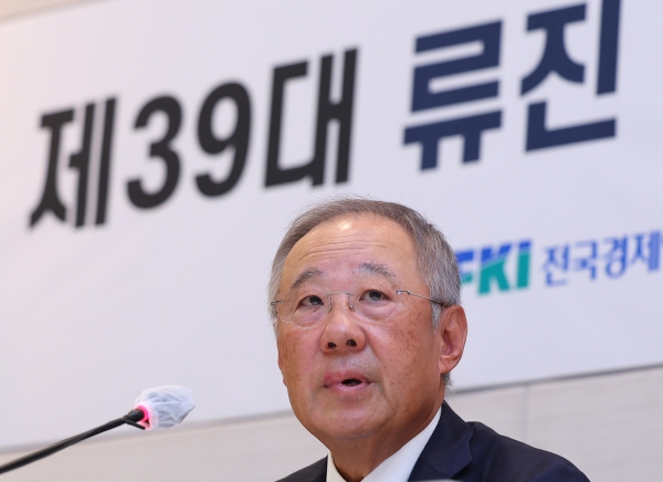 22일 오후 서울 여의도 전국경제인연합회 회관에서 전경련 신임 회장으로 선임된 류진 풍산그룹 회장이 취임 기자간담회에서 취재진 질문에 답하고 있다. (사진=연합뉴스)