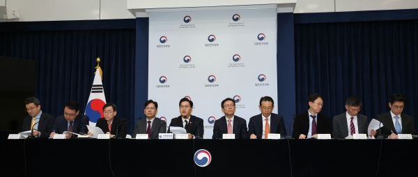 김범석 기획재정부 1차관(왼쪽 다섯 번째)이 지난 27일 오전 정부세종청사에서 2025년 경제정책방향 상세 브리핑을 하고 있다. (사진=연합뉴스)