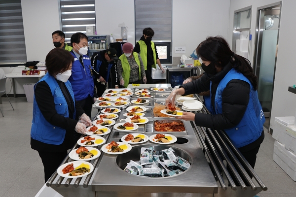 전남 무안국제공항 구내식당에서 식사를 준비하고 있는 무안군 자원봉사자들.(사진=무안군)