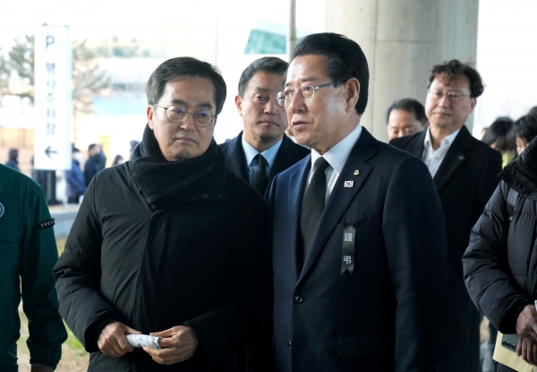 김영록 전라남도지사가 1일 오후 제주항공 여객기 사고 희생자 무안공항 합동분향소를 찾은 김동연 경기도지사와 함께 합동분향소 참배를 위해 순서를 기다리고 있다.(사진=전남도)