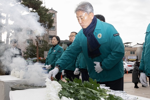 [서울파이낸스 (인천) 유원상 기자] 윤환 인천 계양구청장이 을사년 새해를 맞아 '3.1만세운동 기념탑에서 참배를 하며 차분하고 경건한 분위기 가운데 새해를 맞이했다.이날 참배에는 윤환 구청장과 간부공무원, 사회단체장 등이 참석해 순국선열과 호국영령의 넋을 기리며 헌화와 분향을 진행했으며, 참배 전 무안국제공항 제주항공 여객기 사고 희생자 추모 묵념으로 애도의 시간을 가졌다.