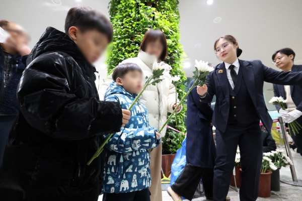 전남 무안군 무안국제공항에 마련된 제주항공 여객기 참사 희생자 합동분향소 앞에서 어린이들이 헌화하기 위해 기다리고 있다. (사진=연합뉴스)