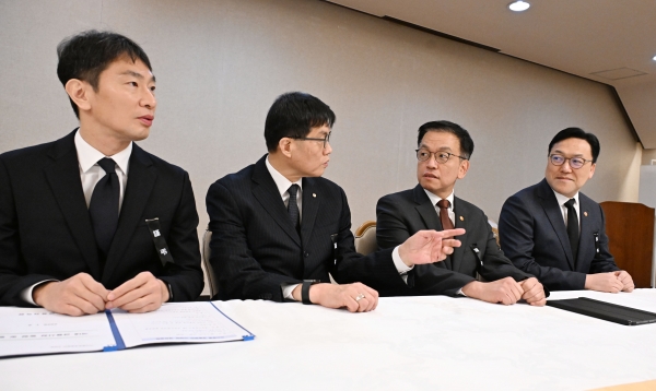 최상목 대통령 권한대행 부총리 겸 기획재정부 장관이 3일 오전 정부서울청사에서 거시경제·금융현안간담회를 하고 있다. 왼쪽부터 이복현 금감원장, 이창용 한국은행 총재, 최 권한대행, 김병환 금융위원장. (사진=기획재정부)