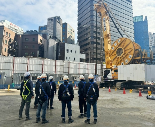 부영그룹이 지난해 11월 동절기를 앞두고 현장 방문 점검에 나선 모습. (사진=부영그룹)