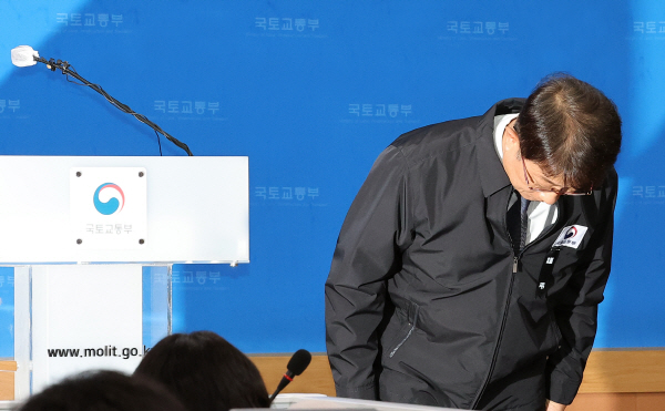 박상우 국토교통부 장관이 7일 오후 정부세종청사 기자실에서 항행안전시설 등 제주항공 여객기 사고 관련 설명을 마친 뒤 인사하고 있다. (사진=연합)