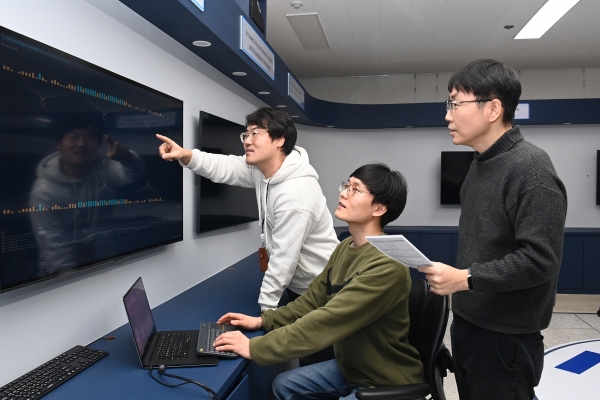 ETRI 연구진이 개인 데이터 신뢰 유통 플랫폼(트러스트 데이터 커넥톰 기술)에 관해 논의하는 모습. (사진=한국전자통신연구원)