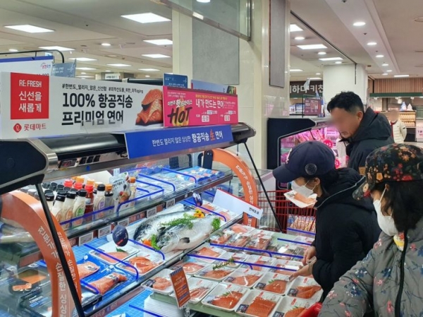 롯데마트 화정점 수산 코너에서 '내가 만드는 연어' 상품을 보고 있는 고객들의 모습. (사진=롯데마트)