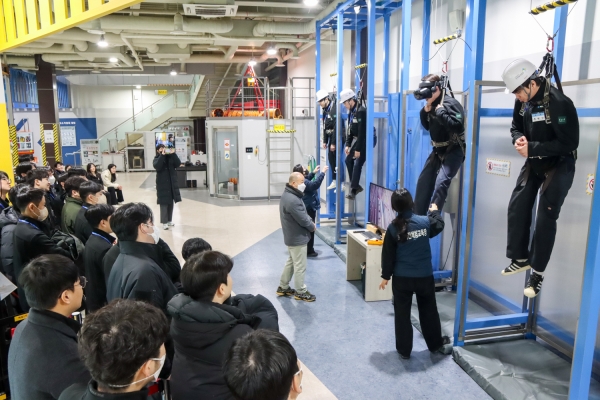 계룡건설 신입사원들이 충북 제천의 안전체험교육장을 방문해 생활 안전과 건설현장 안전, 응급처치 교육을 통해 안전의 중요성을 직접 체험하는 시간을 가졌다.(사진=계룡건설)