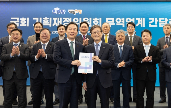 16일 서울 강남구 삼성동 트레이드타워에서 개최된 '국회 기획재정위원회 무역업계 간담회'에서 한국무역협회 윤진식 회장이 더불어민주당 정태호 의원에게 무역업계 규제·애로 건의문을 전달하고 있다. (사진=한국무역협회)