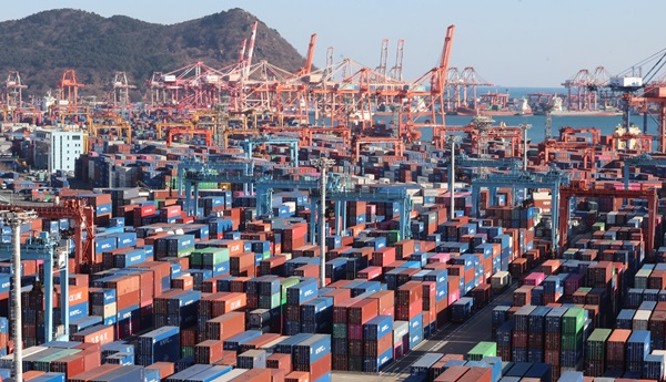 부산항 신감만부두와 감만부두, 신선대부두에 수출입 화물이 쌓여있다. (사진=연합뉴스)