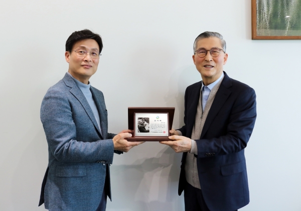 금호건설, 한국펄벅재단 후원20주년 감사패 전달 (사진=금호건설)