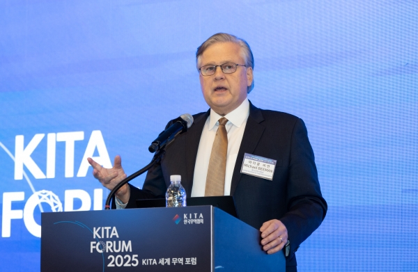 마이클 비먼 전 USTR 대표보가 21일 서울 강남구 삼성동 그랜드 인터컨티넨탈 파르나스 호텔에서 개최된 '2025 KITA 세계무역포럼'에서 '트럼프 시대 귀환과 세계 무역질서 대격변'을 주제로 특별강연을 하고 있다. (사진=한국무역협회)