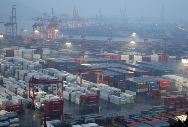 부산항 신선대·감만·신감만부두에 수출입 화물이 쌓여있다. (사진=연합뉴스)