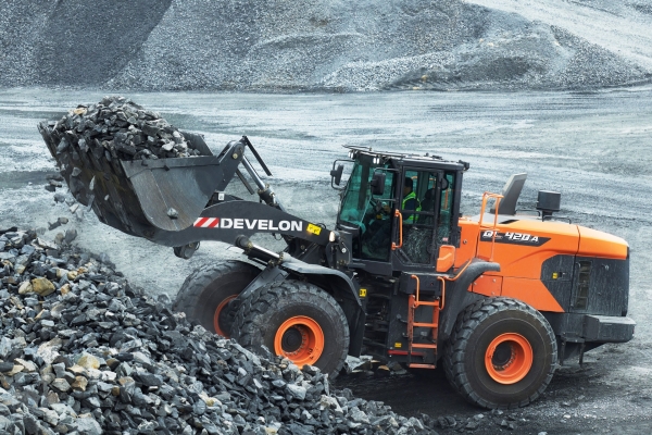 HD현대인프라코어가 최근 사우디아라비아에 수주한 대형휠로더 (사진=HD현대인프라코어)