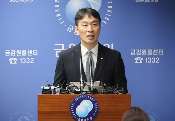 이복현 금융감독원장이 4일 여의도 금융감독원에서 열린 '2024년 지주·은행 등 주요 검사결과 브리핑'에서 발언하고 있다. (사진=연합뉴스)