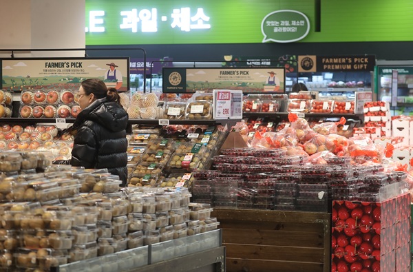 서울 시내 대형마트 과일판매대에서 시민이 장을 보고 있다. (사진=연합뉴스)