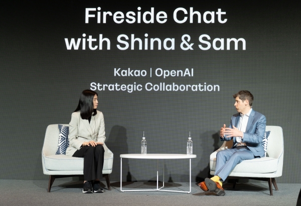 정신아 카카오 대표(왼쪽)과 샘 올트먼 오픈AI CEO가 4일 서울 중구 더플라자 호텔에서 열린 기자간담회에서 대화하고 있다. (사진=카카오)