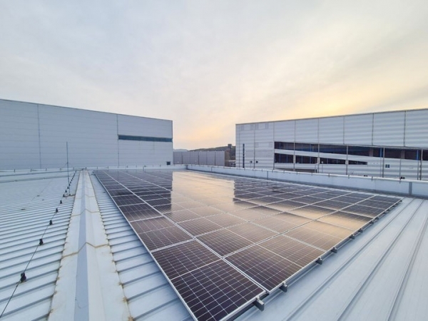 인천 중구 현대면세점 제2통합물류센터 옥상에 설치된 태양광발전패널.(사진=현대면세점)